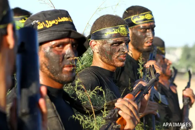 Militants of the Palestinian Islamic Jihad demonstrate their skills during a graduation ceremony in Nusirat in the central Gaza Strip July 28, 2011. Photo by Ashraf Amra