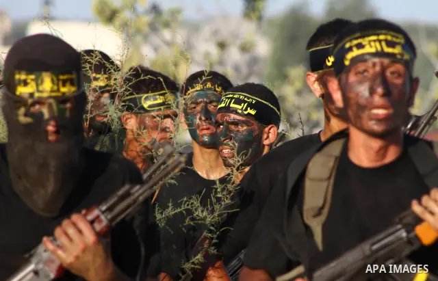 Militants of the Palestinian Islamic Jihad demonstrate their skills during a graduation ceremony in Nusirat in the central Gaza Strip July 28, 2011. Photo by Ashraf Amra