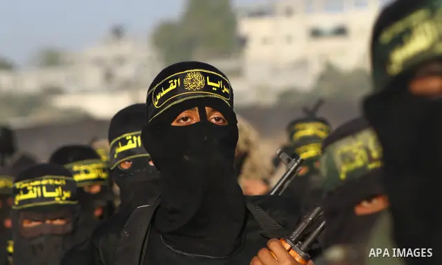 Militants of the Palestinian Islamic Jihad demonstrate their skills during a graduation ceremony in Nusirat in the central Gaza Strip July 28, 2011. Photo by Ashraf Amra