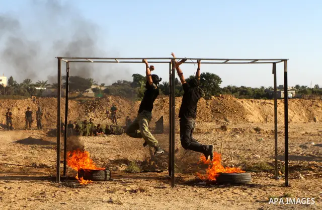 Militants of the Palestinian Islamic Jihad demonstrate their skills during a graduation ceremony in Nusirat in the central Gaza Strip July 28, 2011. Photo by Ashraf Amra