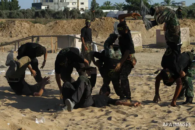 Militants of the Palestinian Islamic Jihad demonstrate their skills during a graduation ceremony in Nusirat in the central Gaza Strip July 28, 2011. Photo by Ashraf Amra