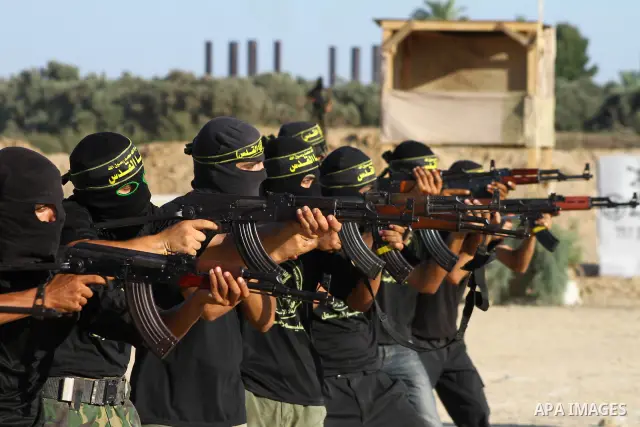 Militants of the Palestinian Islamic Jihad demonstrate their skills during a graduation ceremony in Nusirat in the central Gaza Strip July 28, 2011. Photo by Ashraf Amra