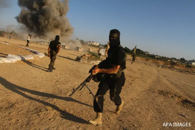 Militants of the Palestinian Islamic Jihad demonstrate their skills during a graduation ceremony in Nusirat in the central Gaza Strip July 28, 2011. Photo by Ashraf Amra