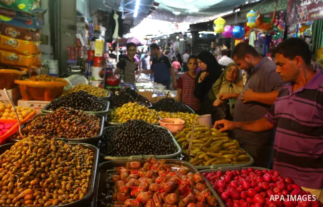 Palestinians shop for food ahead of the Muslim holy fasting month of Ramadan at Al-Zawiya market in Gaza City on July 30, 2011. Photo by Ashraf Amra