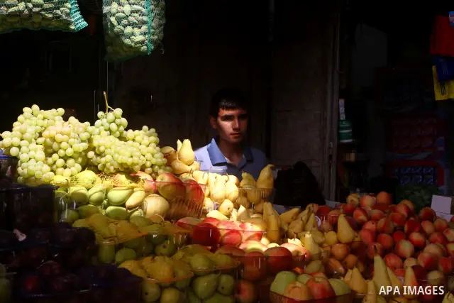 Palestinians shop for food ahead of the Muslim holy fasting month of Ramadan at Al-Zawiya market in Gaza City on July 30, 2011. Photo by Ashraf Amra