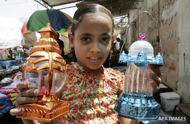 Palestinians shop for food ahead of the Muslim holy fasting month of Ramadan at at market Rafah, southern Gaza Strip on July 30, 2011. Photo by Abed Rahim Khatib