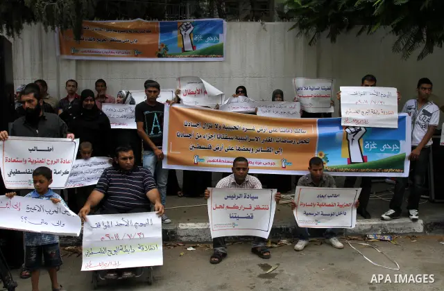 Palestinians wounded, take part in a protest demanding the authority of Ramallah to grant them their rights and entitlements in Gaza city on July 31, 2011. Photo by Mohammed Asad