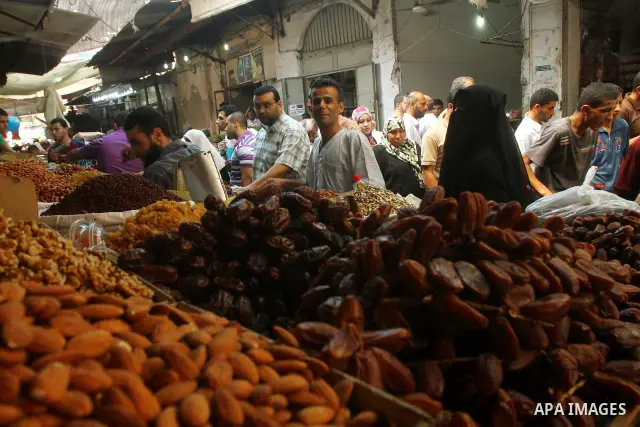 Palestinian women buy dates ahead of the Muslim holy fasting month of Ramadan at Al-Zawiya market in Gaza City on July 31, 2011. Photo by Ashraf Amra