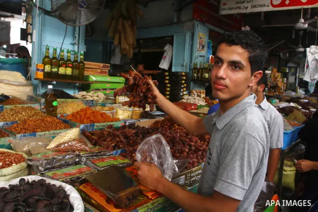 Palestinians shop for food ahead of the Muslim holy fasting month of Ramadan at Al-Zawiya market in Gaza City on July 31, 2011. Photo by Ashraf Amra