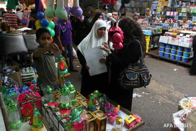 Palestinian women buy lanterns ahead of the Muslim holy fasting month of Ramadan at Al-Zawiya market in Gaza City on July 31, 2011. Photo by Ashraf Amra