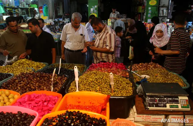 Palestinians shop for food ahead of the Muslim holy fasting month of Ramadan at Al-Zawiya market in Gaza City on July 31, 2011. Photo by Ashraf Amra