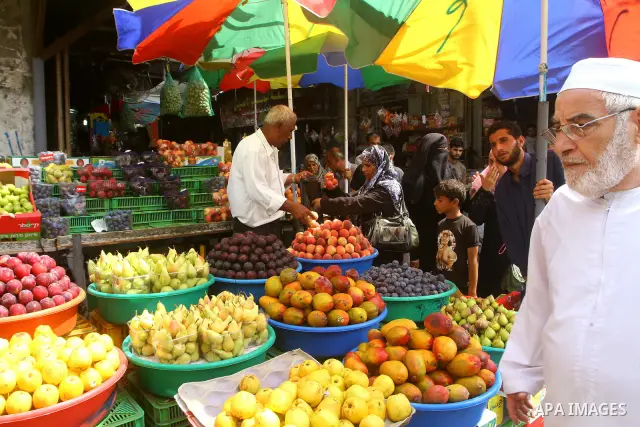 Palestinians shop for food ahead of the Muslim holy fasting month of Ramadan at Al-Zawiya market in Gaza City on July 31, 2011. Photo by Ashraf Amra