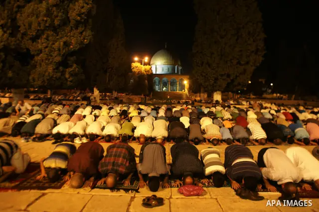 Palestinian Muslims perfom praying Taraweeh in al Aqsa mosque in the old city of Jerusalem July 31, 2011. Muslims around the world abstain from eating, drinking and conducting sexual relations from sunrise to sunset duri...