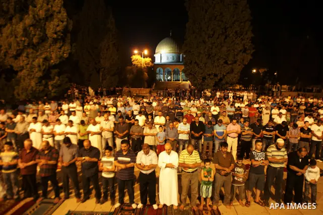 Palestinian Muslims perfom praying Taraweeh in al Aqsa mosque in the old city of Jerusalem July 31, 2011. Muslims around the world abstain from eating, drinking and conducting sexual relations from sunrise to sunset duri...