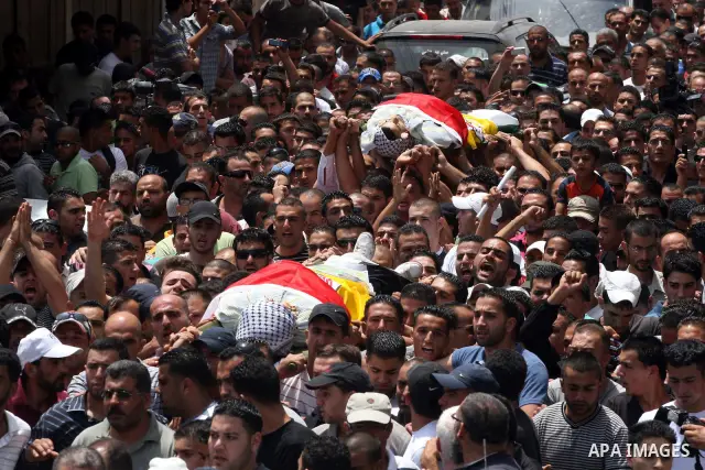 Palestinian mourners carry the bodies of Moatassem Adwan, 23, and Ali Khalifa, 22, during their funeral on August 1, 2011 after the two Palestinians were shot dead overnight by Israeli soldiers in the Qalandia refugee ca...