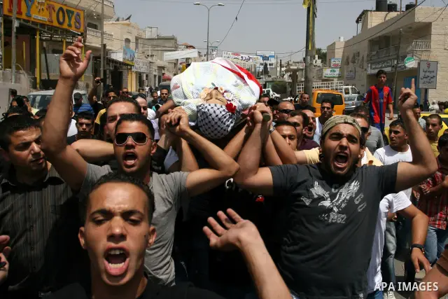 Palestinian mourners carry the bodies of Moatassem Adwan, 23, and Ali Khalifa, 22, during their funeral on August 1, 2011 after the two Palestinians were shot dead overnight by Israeli soldiers in the Qalandia refugee ca...