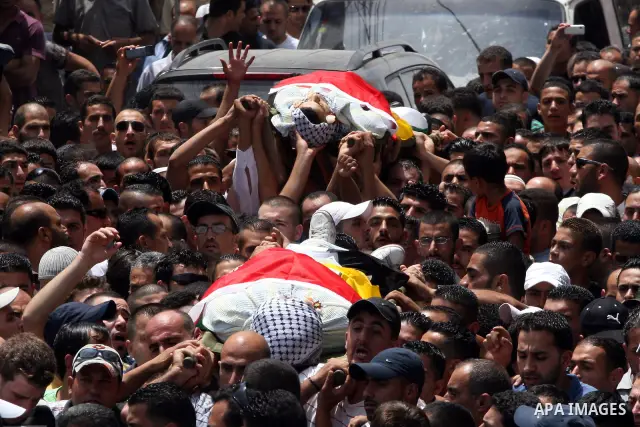 Palestinian mourners carry the bodies of Moatassem Adwan, 23, and Ali Khalifa, 22, during their funeral on August 1, 2011 after the two Palestinians were shot dead overnight by Israeli soldiers in the Qalandia refugee ca...