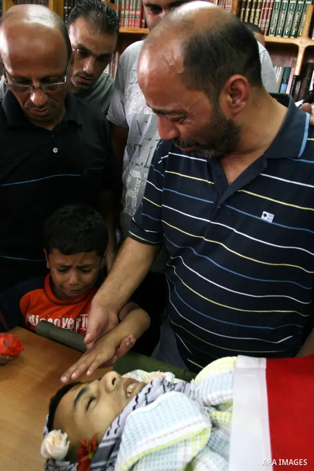Friends and relatives mourning the death of Ali Khalifa 25, during his funeral at the West bank refugee camp of Qalandia, near Ramallah, 01 August 2011, on the first day of the Muslim holy month of Ramadan. Reports state...