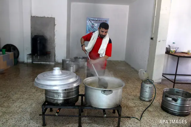 Palestinian bakers prepare meat and rice " free food" for 'Iftar', at charity in Gaza city on Aug. 3, 2011. where provides a free meal all the year round to poor Muslims during the holy fasting month of Ramadan, when obs...