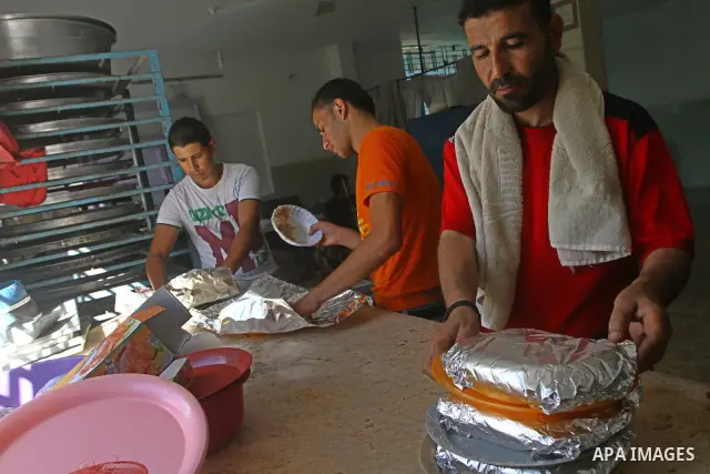 Palestinian bakers encases the meal " free food" for 'Iftar', at charity in Gaza city on Aug. 3, 2011. where provides a free meal all the year round to poor Muslims during the holy fasting month of Ramadan, when observan...