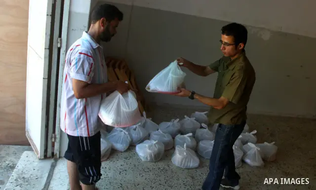 Palestinian bakers encases the meal " free food" for 'Iftar', at charity in Gaza city on Aug. 3, 2011. where provides a free meal all the year round to poor Muslims during the holy fasting month of Ramadan, when observan...