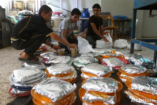 Palestinian bakers encases the meal " free food" for 'Iftar', at charity in Gaza city on Aug. 3, 2011. where provides a free meal all the year round to poor Muslims during the holy fasting month of Ramadan, when observan...