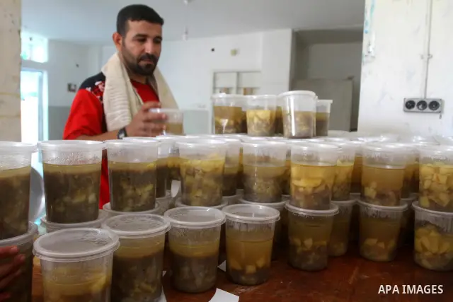 Palestinian bakers encases the meal " free food" for 'Iftar', at charity in Gaza city on Aug. 3, 2011. where provides a free meal all the year round to poor Muslims during the holy fasting month of Ramadan, when observan...