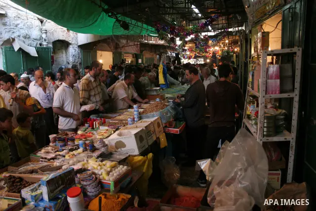 Palestinians shop for food at a market in the West Bank city of Hebron August 3, 2011. Muslims around the world abstain from eating, drinking and conducting sexual relations from sunrise to sunset during Ramadan, the hol...