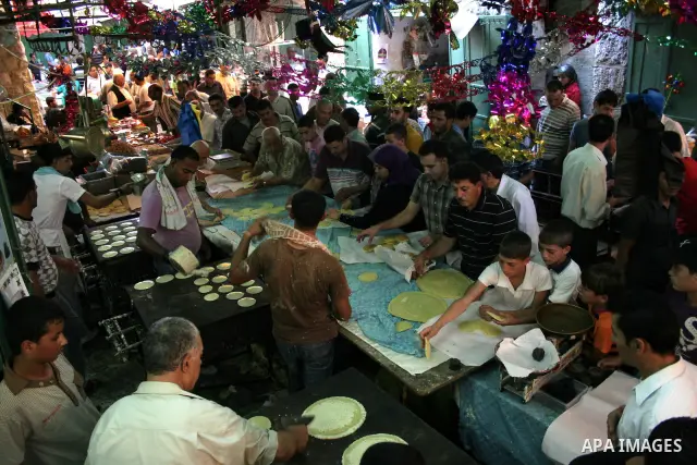 Palestinians shop for food at a market in the West Bank city of Hebron August 3, 2011. Muslims around the world abstain from eating, drinking and conducting sexual relations from sunrise to sunset during Ramadan, the hol...