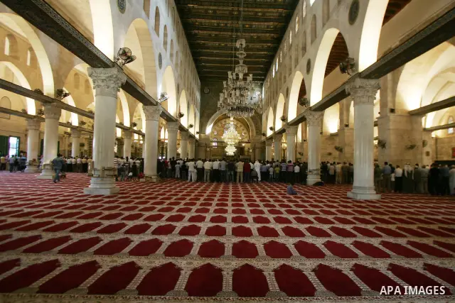 Palestinians perform prayers inside al Aqsa mosque in the old city of Jerusalem on Aug 4, 2011. Muslims around the world abstain from eating, drinking and conducting sexual relations from sunrise to sunset during Ramadan...