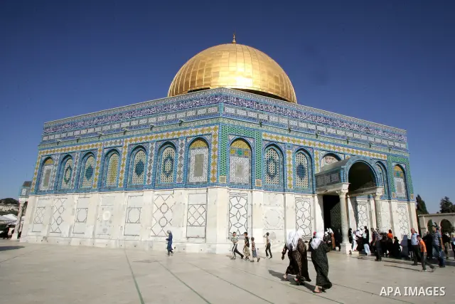 Palestinians perform prayers inside al Aqsa mosque in the old city of Jerusalem on Aug 4, 2011. Muslims around the world abstain from eating, drinking and conducting sexual relations from sunrise to sunset during Ramadan...