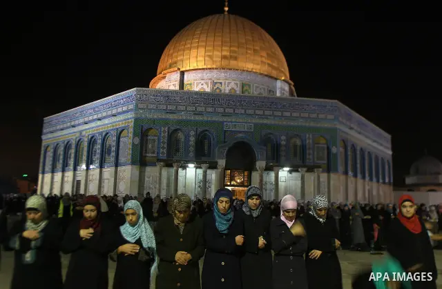 Palestinian Muslims perfom praying Taraweeh in al Aqsa mosque in the old city of Jerusalem. Muslims around the world abstain from eating, drinking and conducting sexual relations from sunrise to sunset during Ramadan, th...