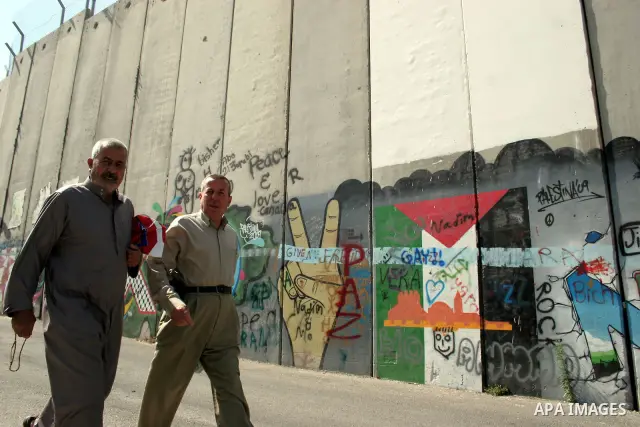 Palestinian worshippers walk in line to cross from the Qalandia checkpoint that leads from the West Bank town of Ramallah to Jerusalem on 05 August 2011, in order to attend the Friday prayers in the holy Muslim month of...