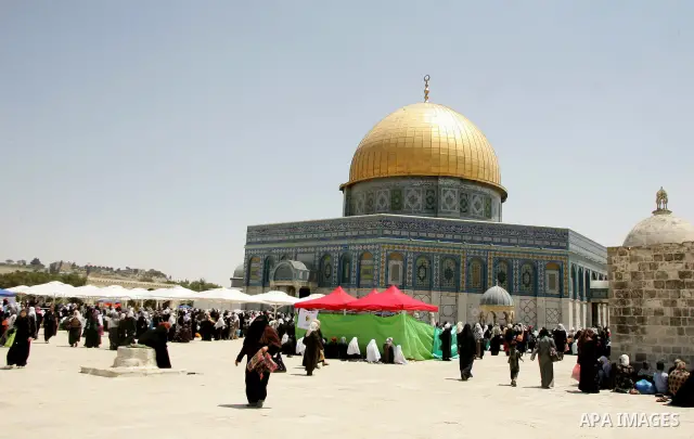 Palestinians Muslims pray in front of the Dome of the Rock on the compound known to Muslims as al-Haram al-Sharif during the first Friday of the holy month of Ramadan in Jerusalem's Old City August 5, 2011. Muslims aroun...