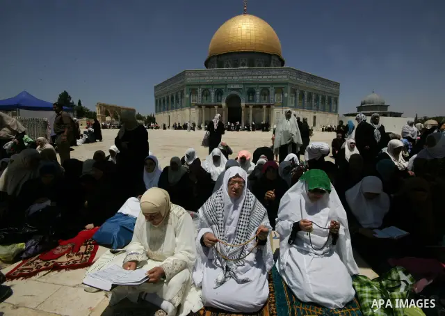 Palestinians Muslims pray in front of the Dome of the Rock on the compound known to Muslims as al-Haram al-Sharif during the first Friday of the holy month of Ramadan in Jerusalem's Old City August 5, 2011. Muslims aroun...