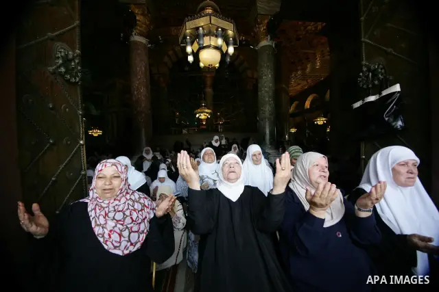 Palestinians Muslims pray in front of the Dome of the Rock on the compound known to Muslims as al-Haram al-Sharif during the first Friday of the holy month of Ramadan in Jerusalem's Old City August 5, 2011. Muslims aroun...