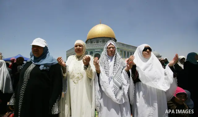 Palestinians Muslims pray in front of the Dome of the Rock on the compound known to Muslims as al-Haram al-Sharif during the first Friday of the holy month of Ramadan in Jerusalem's Old City August 5, 2011. Muslims aroun...