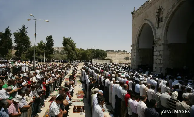 Palestinians Muslims pray in front of the Dome of the Rock on the compound known to Muslims as al-Haram al-Sharif during the first Friday of the holy month of Ramadan in Jerusalem's Old City August 5, 2011. Muslims aroun...