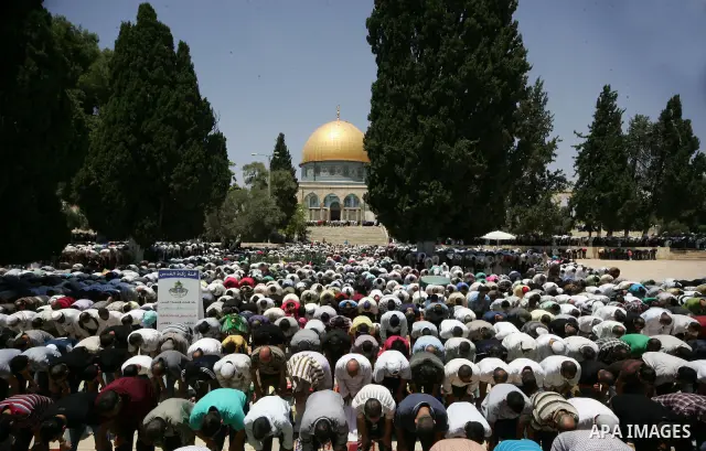Palestinians Muslims pray in front of the Dome of the Rock on the compound known to Muslims as al-Haram al-Sharif during the first Friday of the holy month of Ramadan in Jerusalem's Old City August 5, 2011. Muslims aroun...