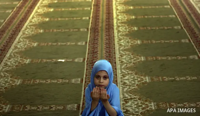 Palestinian Muslim girls read the holy Koran during a mass Koran reading session at a mosque in Gaza City, Gaza Strip, 07 August 2011. Muslims around the world are observing the fasting month of Ramadan during which they...