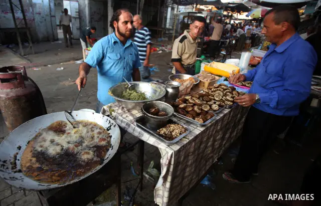 Palestinians shop for food at a market in Gaza city, August 7, 2011. Muslims around the world abstain from eating, drinking and conducting sexual relations from sunrise to sunset during Ramadan, the holiest month in the...