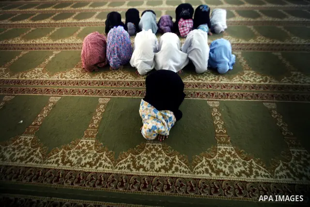 Palestinian Muslim girls read the holy Koran during a mass Koran reading session at a mosque in Gaza City, Gaza Strip, 07 August 2011. Muslims around the world are observing the fasting month of Ramadan during which they...