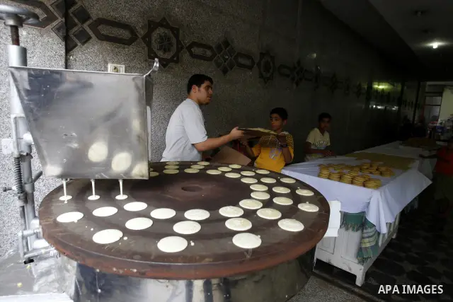 A Palestinian vendor prepares qatayef, a popular sweet during Ramadan, in a shop in Gaza city on Aug.10, 2011. Muslims around the world are observing the holy fasting month of Ramadan where they refrain from eating, drin...