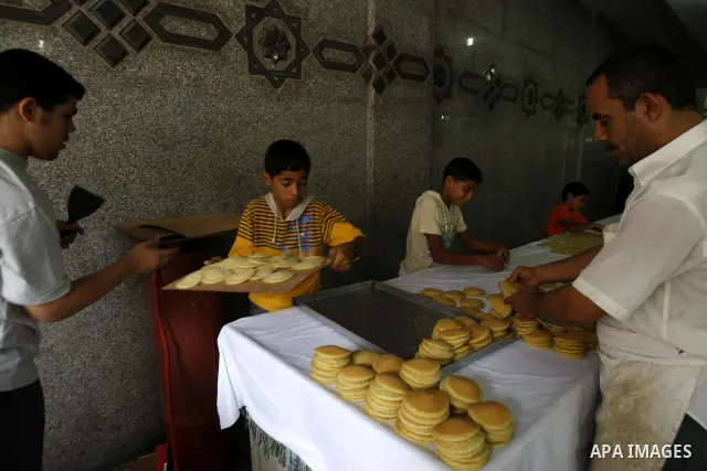 Palestinian vendors prepare qatayef, a popular sweet to sell it during Ramadan, at a shop in Gaza city on Aug.10, 2011. Muslims around the world are observing the holy fasting month of Ramadan where they refrain from eat...
