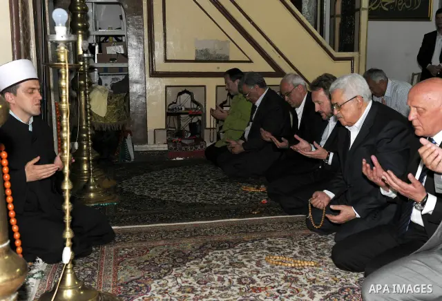 Palestinian President Mahmoud Abbas (Abu Mazen) during the Maghrib prayer in the city of Sarajevo on Aug. 15, 2011. Photo by Thaer Ganaim