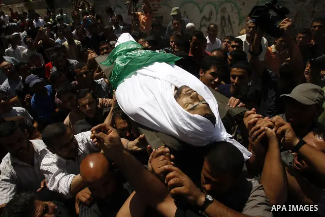 Palestinian mourners carry the body of Moussa Shtewi during his funeral in Gaza City on August 16, 2011 after he was killed and seven injured by overnight Israeli air strikes across the Gaza Strip, Palestinian medics sai...
