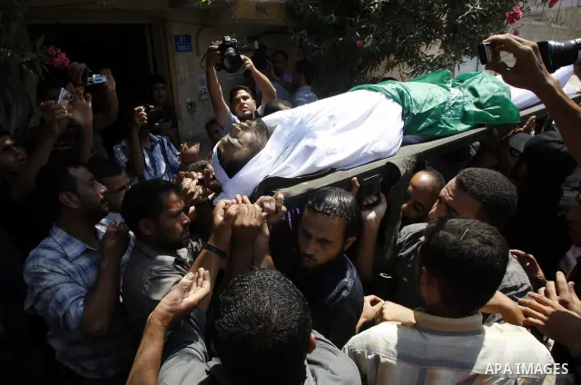 Palestinian mourners carry the body of Moussa Shtewi during his funeral in Gaza City on August 16, 2011 after he was killed and seven injured by overnight Israeli air strikes across the Gaza Strip, Palestinian medics sai...