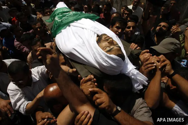 Palestinian mourners carry the body of Moussa Shtawe during his funeral in Gaza City on August 16, 2011 after he was killed and seven injured by overnight Israeli air strikes across the Gaza Strip, Palestinian medics sai...