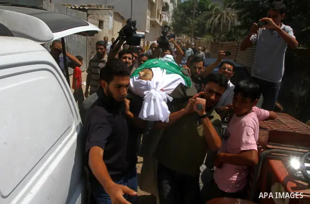 Palestinian mourners carry the body of Moussa Shtewi during his funeral in Gaza City on August 16, 2011 after he was killed and seven injured by overnight Israeli air strikes across the Gaza Strip, Palestinian medics sai...