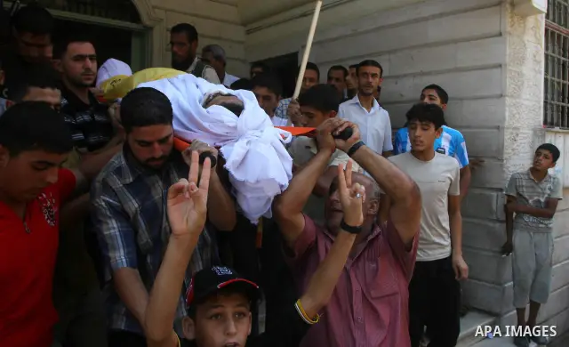Palestinian mourners carry the body of Saed al Majdalawa during his funeral in the central Gaza Strip refugee camp of Nusseirat on August 17, 2011 a day after Israeli troops shot and killed him as he came near to the bor...